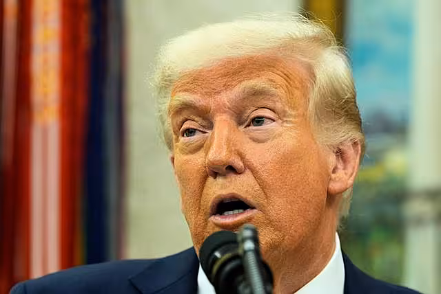 O presidente dos EUA, Donald Trump, fala no escritório oval da Casa Branca