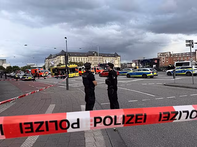 Gortaíodh 17 duine mar thoradh ar bhuille ag Stáisiún Iarnróid Hamburg | Breaknews.ie Gortaíodh 17 duine mar thoradh ar bhuille ag Stáisiún Iarnróid Hamburg | Breaknews.ie