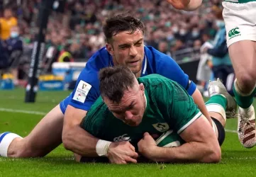 Peter O'Mahony crosses over for Ireland's fourth try