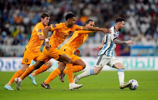 Lionel Messi accelerates away from Netherlands trio Cody Gakpo, Marten de Roon and Virgil van Dijk 