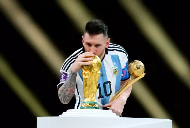 Messi kissed the World Cup trophy