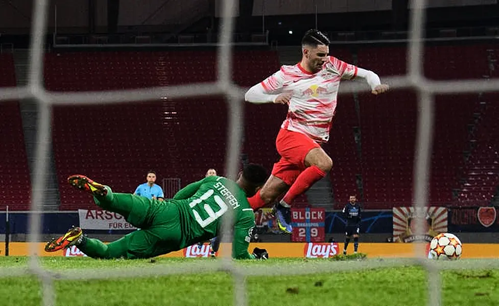 Dominik Szoboszlai rounds Zack Steffen