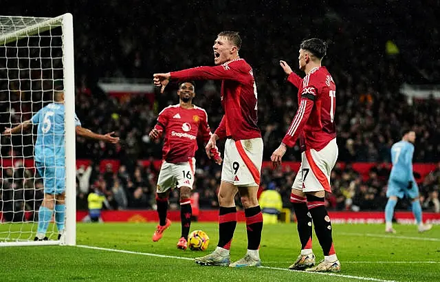 Manchester United’s Rasmus Hojlund (centre left) celebrates scoring the equaliser