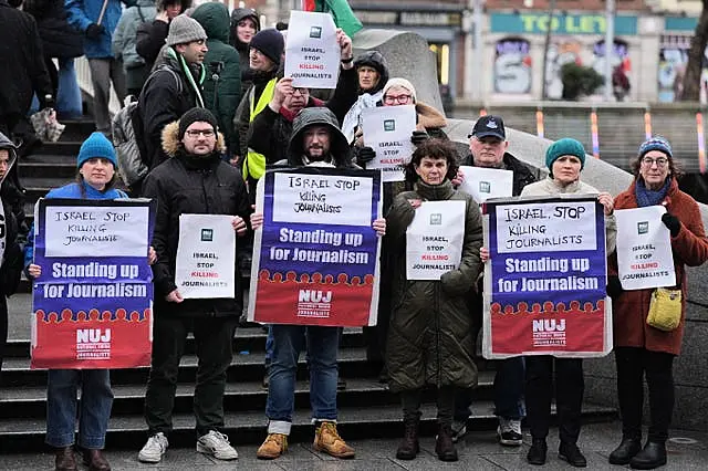 NUJ members hold a vigil on Dublin’s Ha’penny Bridge