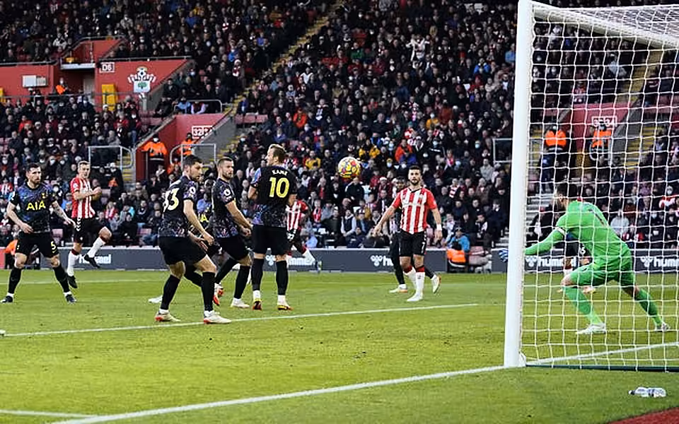 James Ward-Prowse, second left, fires Southampton in front