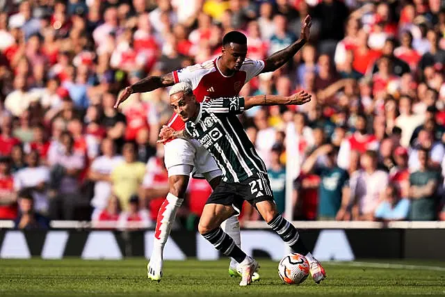 Antony (à direita) em ação durante a última partida do United, contra o Arsenal, no último domingo (John Walton/PA)