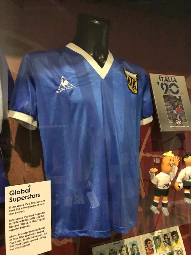 Maradona's shirt may become the most expensive sports object in history:  the legendary Babe Ruth shirt that holds the record - Infobae
