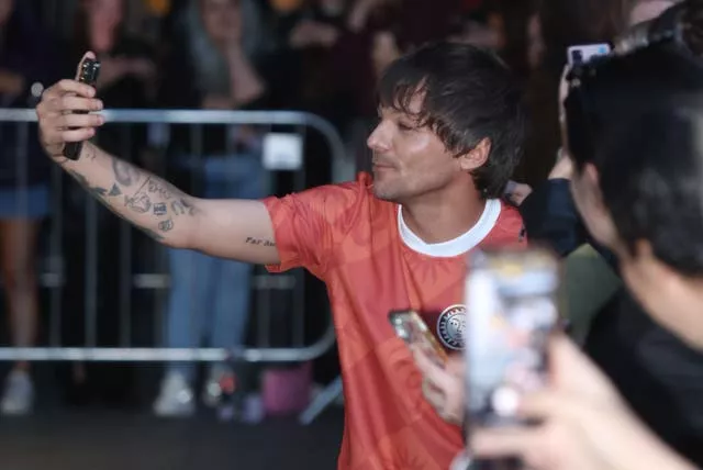 LOUIS TOMLINSON RELEASES NEW SINGLE “SILVER TONGUES” AHEAD OF