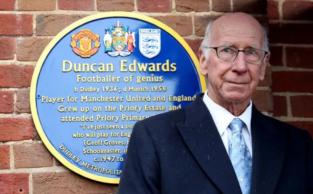 Sir Bobby Charlton unveils a tribute to Duncan Edwards