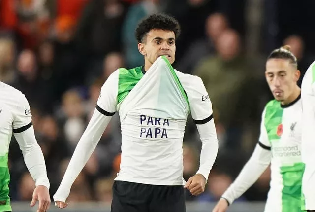 Luis Diaz displaying a message of support for his father on his shirt