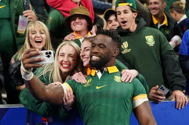 Siya Kolisi takes a selfie with South Africa fans