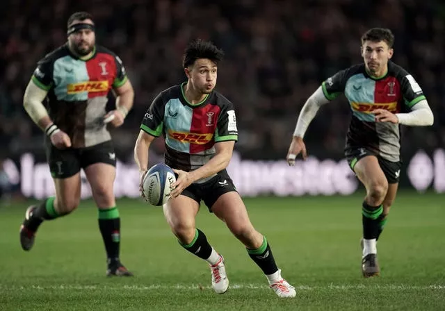 Harlequins fly-half Smith, centre, is hoping to start for England in the Six Nations in Owen Farrell's absence