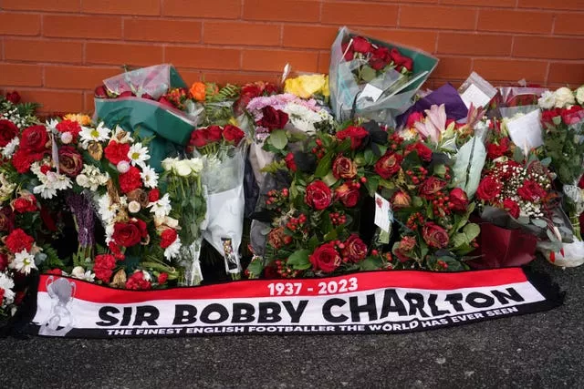 Homenagens florais foram deixadas do lado de fora de Old Trafford antes do cortejo fúnebre (David Davies/PA)