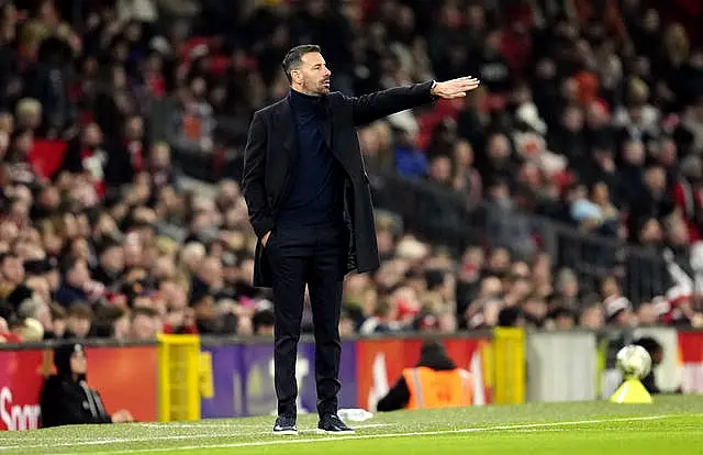 Van Nistelrooy pointing instructions on the sidelines