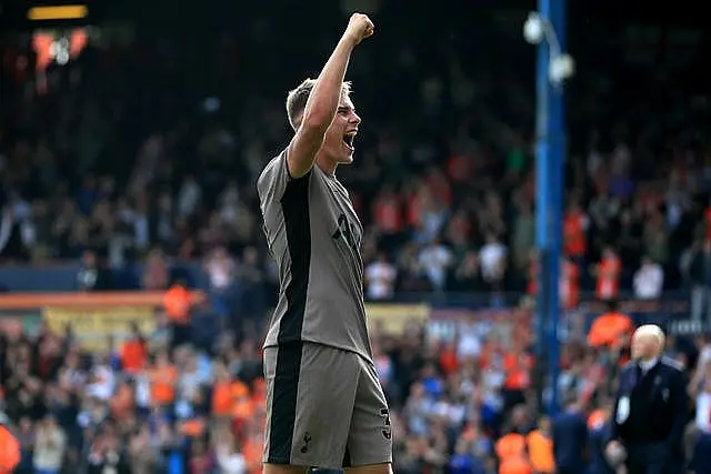 Micky van de Ven celebrates his goal 