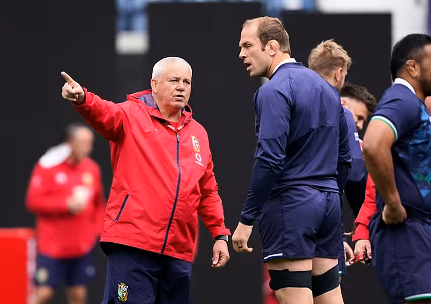 Warren Gatland talks to Alun Wyn Jones