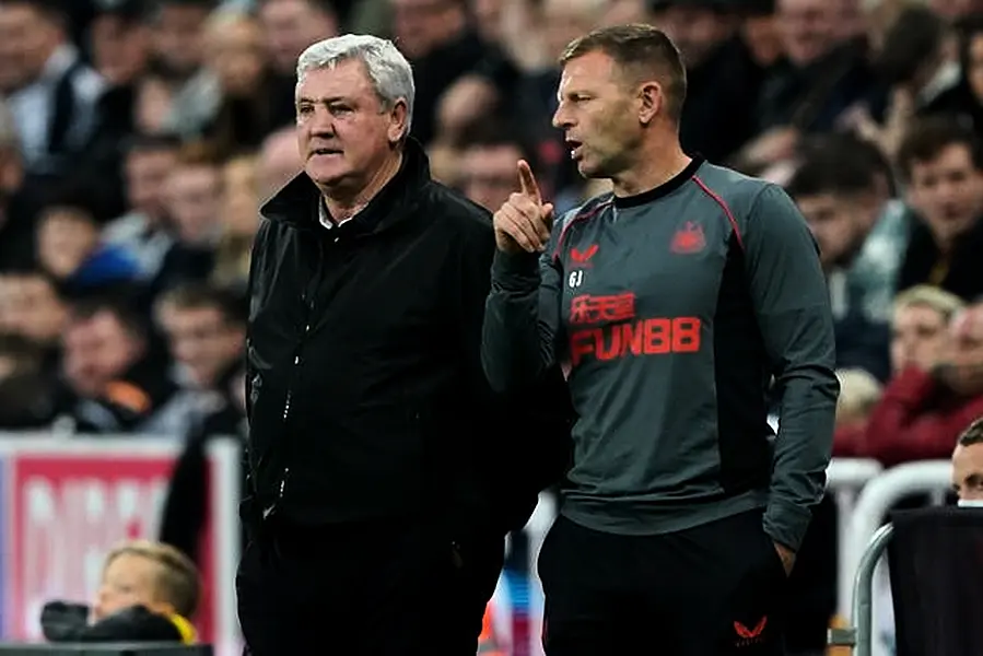 Graeme Jones (right) chats to Steve Bruce on the touchline