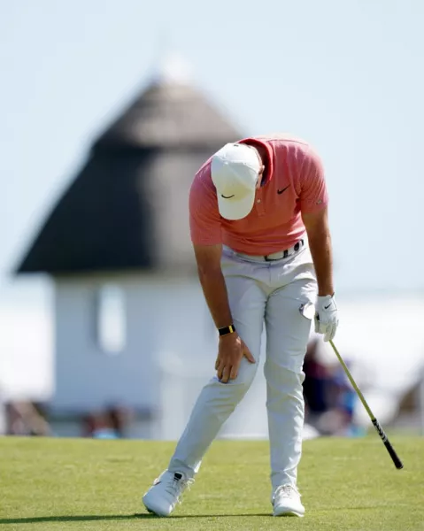 McIlroy hangs his head after another frustrating round