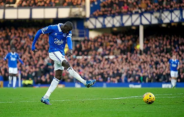 Abdoulaye Doucoure gives Everton the lead 