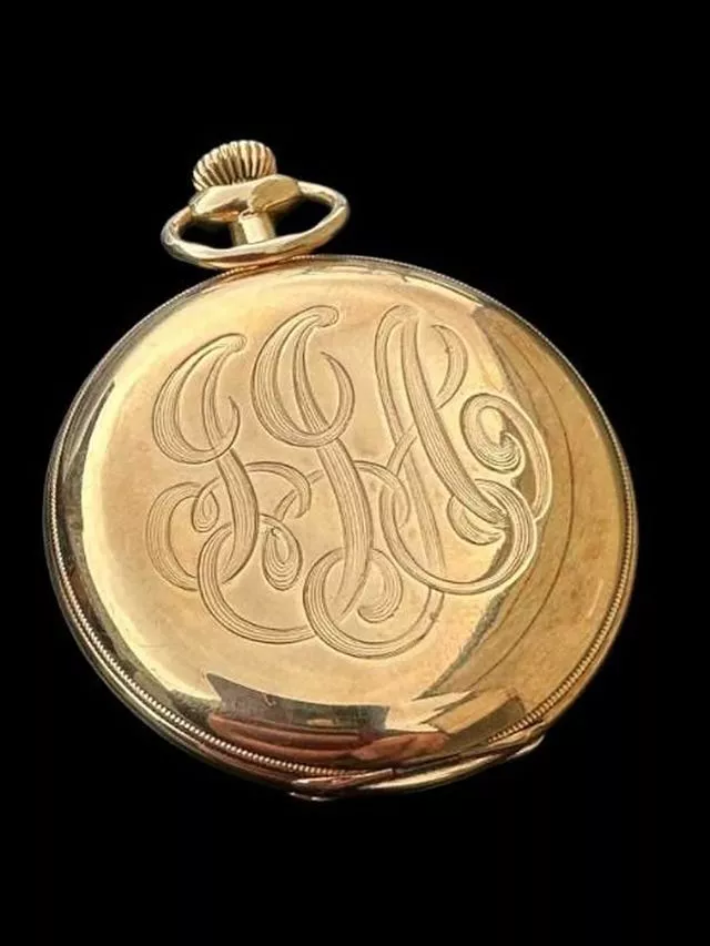 O relógio de bolso dourado gravado com as iniciais do empresário John Jacob Astor