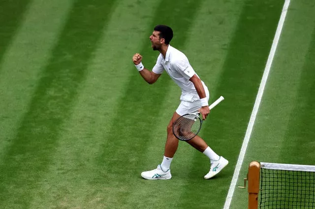 Djokovic bate Federer, leva penta de Wimbledon e iguala feito de Borg