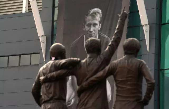 Uma vista da estátua da Trindade Unida de Sir Bobby Charlton, Denis Law e George Best fora de Old Trafford (David Davies/PA)