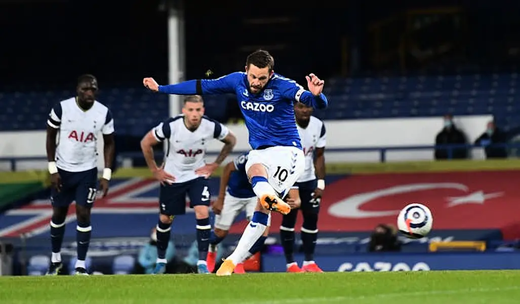 Gylfi Sigurdsson scores for Everton