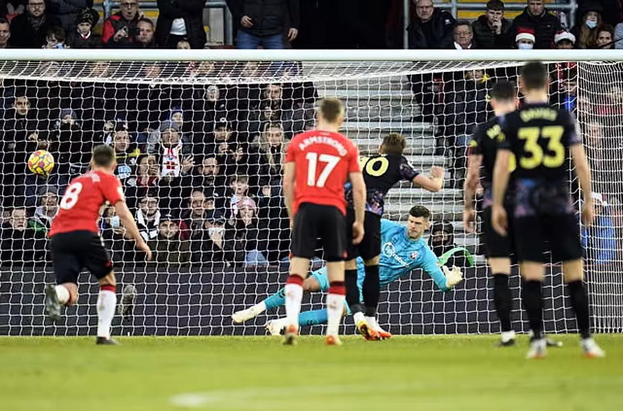 Harry Kane, centre, scores Tottenham's equaliser