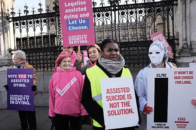 Pro and anti-assitsed dying campaigners outside Parliament 