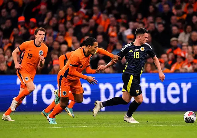 Lawrence Shankland battles Virgil van Dijk 