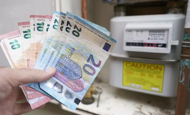 Ten and 20 Euro notes in front of a gas meter