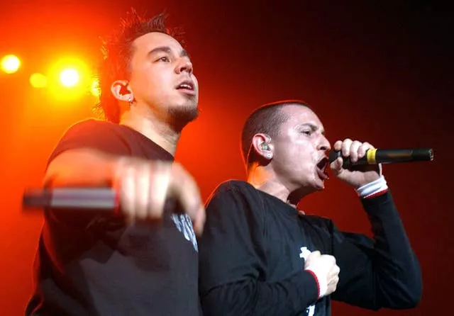 Mike Shinoda and Chester Bennington next to each other on stage 