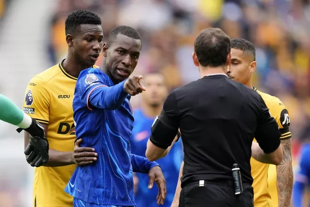 The referee talks to players after Nicolas Jackson's goal