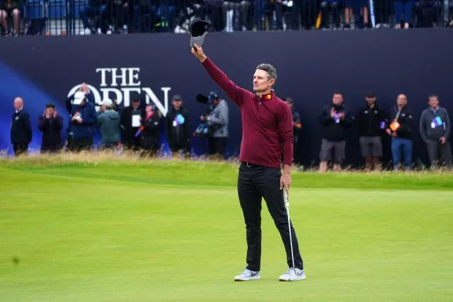 Justin Rose raises his cap to acknowledge the crowd