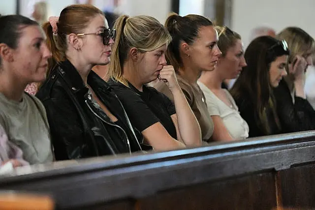 Membros da congregação participando de um culto matinal e vigília na igreja de St. James em Bushey (Jonathna Brady/PA)