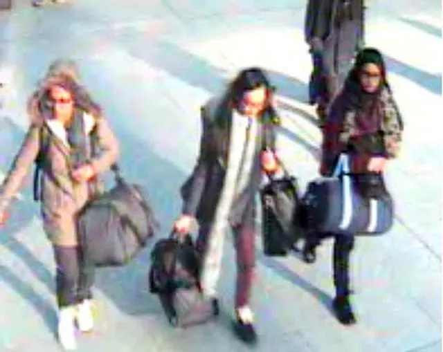CCTV emitido pela Polícia Metropolitana mostra (da esquerda para a direita) Amira Abase, de 15 anos, Kadiza Sultana, 16, e Shamima Begum, 15, no aeroporto de Gatwick em fevereiro de 2015 (Polícia Metropolitana/PA)