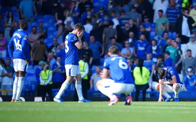 Everton players look distraught