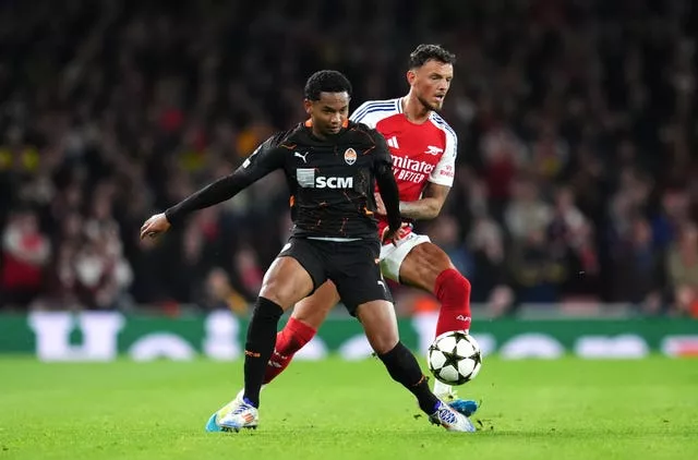 Shakhtar Donetsk’s Eguinaldo (left) and Arsenal’s Ben White battle for the ball