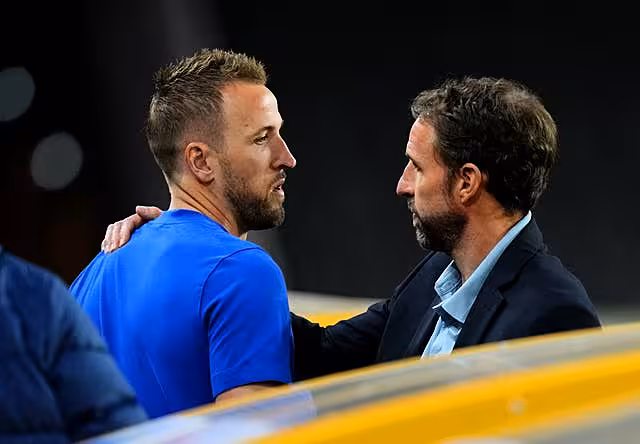 Gareth Southgate speaks to Harry Kane after the 4-0 loss to Hungary