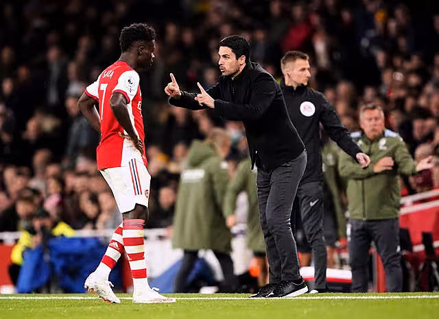 Arsenal manager Mikel Arteta speaks to Bukayo Saka