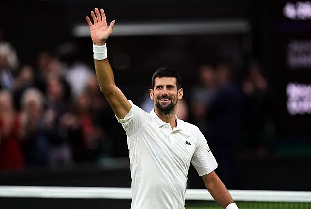 Lance - !QUE JOGO! 🎾🙌 Carlos Alcaraz faz HISTÓRIA, derrota a lenda Novak  Djokovic e conquista o torneio de Wimbledon em uma partida épica! Que  momento mágico estamos presenciando, amigos! 👏👏👏 #Alcaraz #