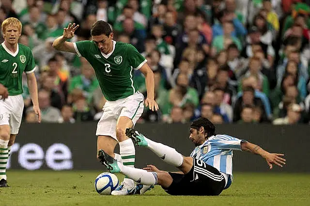 Republic of Ireland’s Keith Andrews (left) and Argentina’s Ever Banega battle for the ball