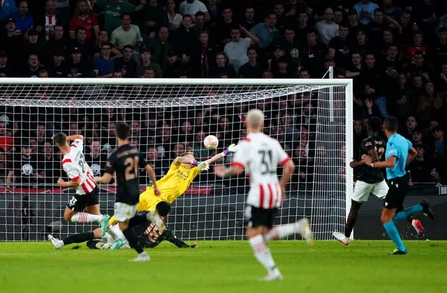 Joey Veerman scores for PSV