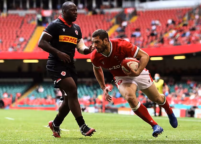 Jonah Holmes scores a try