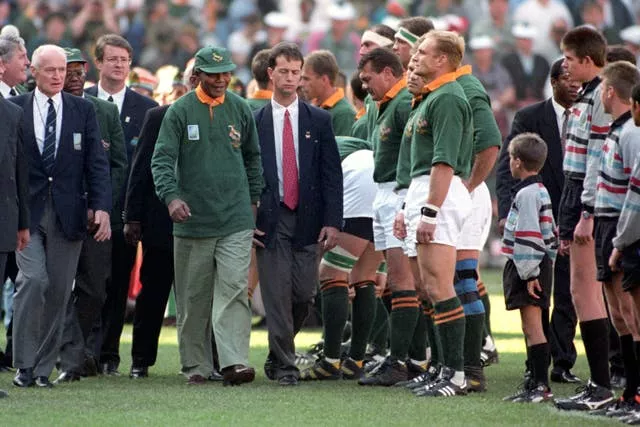 Nelson Mandela presented the World Cup trophy to Francois Pienaar in 1995