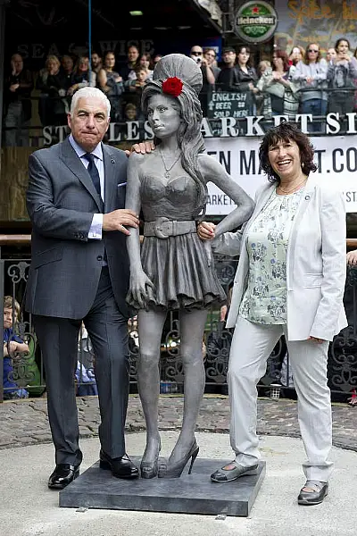 Amy Winehouse statue unveiled – London