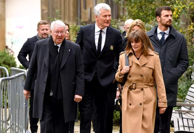 Sir Alex Ferguson e o ex-presidente-executivo do Manchester United David Gill chegam antes do funeral (Andy Kelvin/PA)