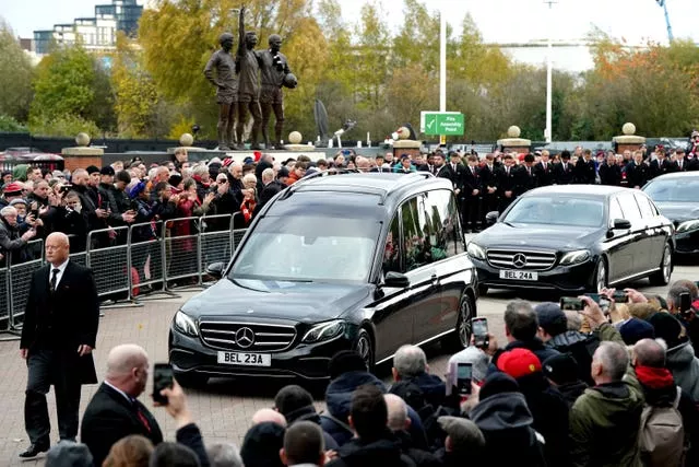 O cortejo fúnebre passa por Old Trafford (Nick Potts/PA)