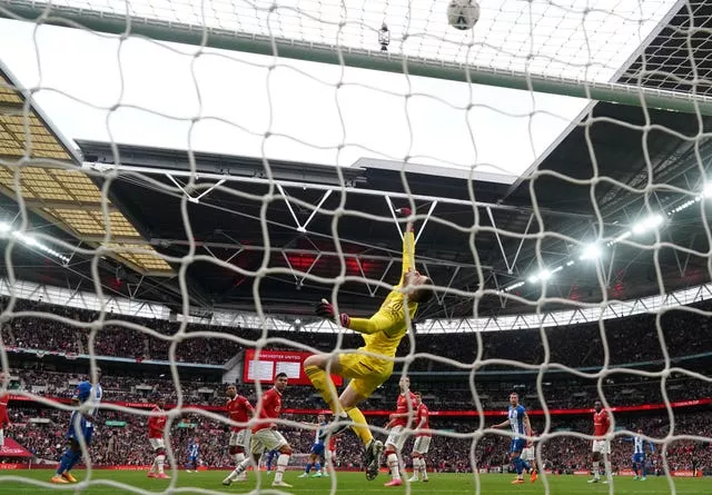 David de Gea tips Julio Enciso's shot over the bar