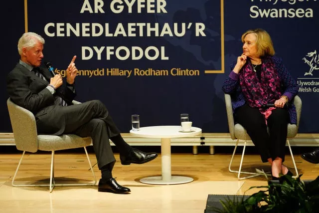 O ex-presidente dos EUA, Bill Clinton, fala ao público da Universidade de Swansea sobre os desafios políticos globais (Ben Birchall/PA)